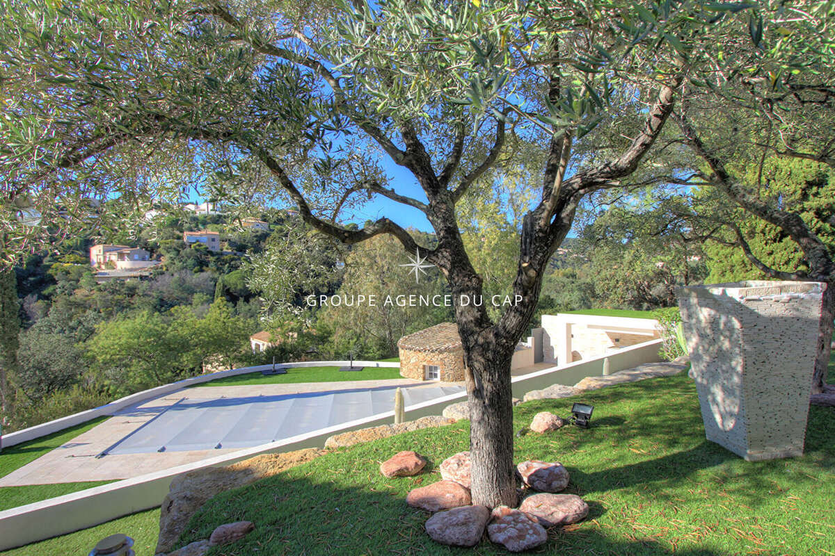 À vendre villa de 150 m² 5 pièces avec une jolie vue mer sur le golfe de saint-tropez et les collines, avec piscine et parking,  - photo 16