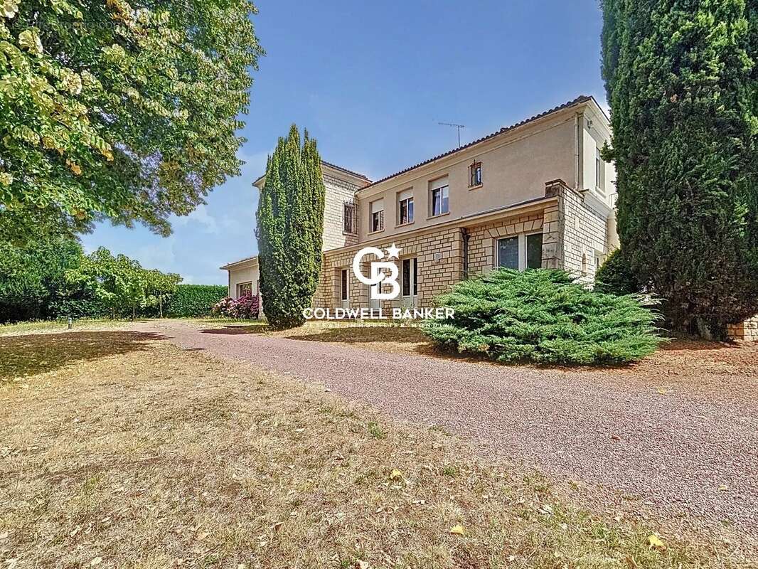 Maison à ROULLET-SAINT-ESTEPHE