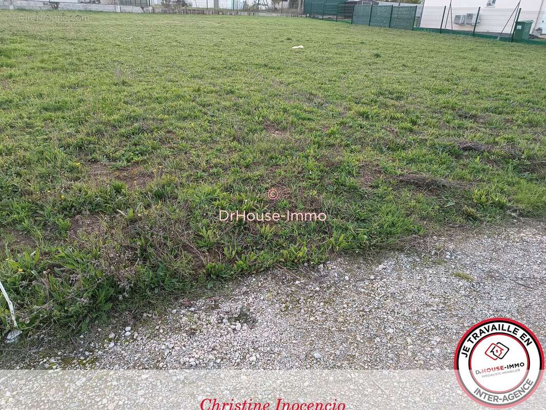 Terrain à SAINT-GERMAIN-DE-LUSIGNAN