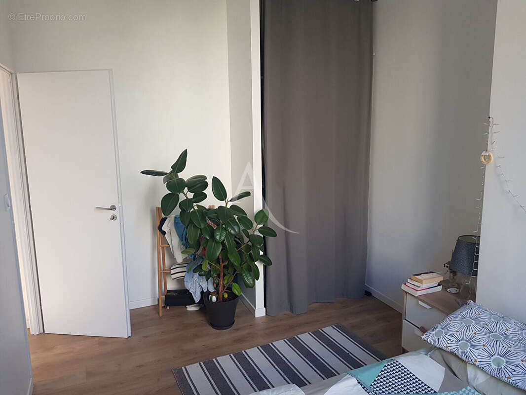 ROCHEFORT - Appartement T3 rénové, proche place Colbert - photo 7