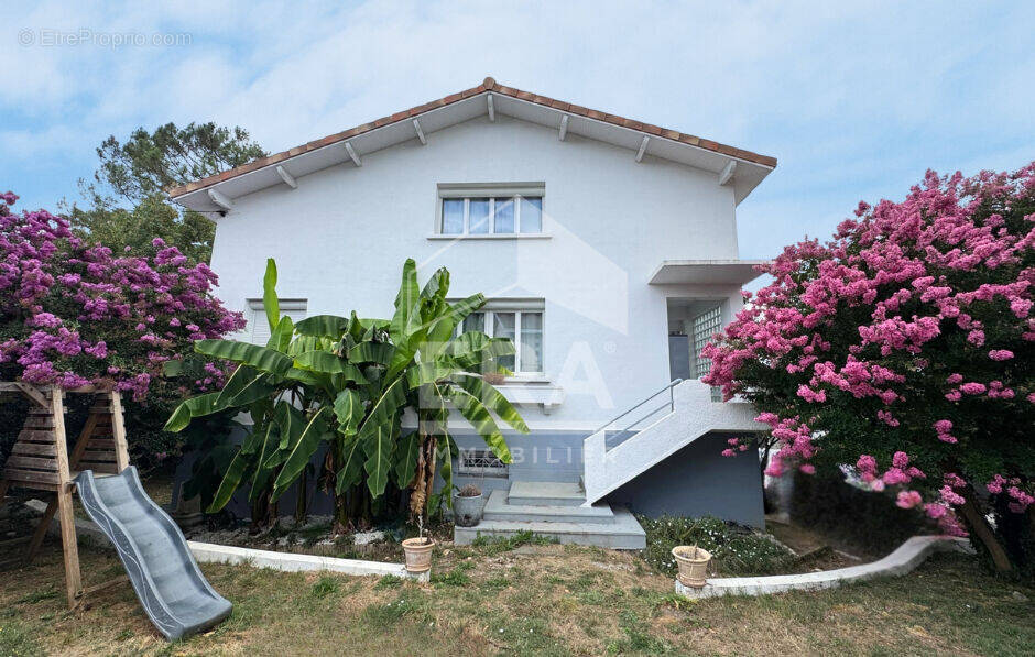 Maison à COUTRAS