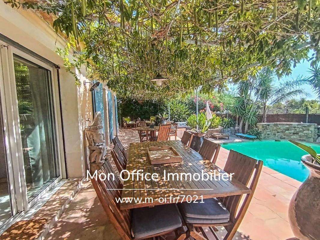 Référence : 7021-les. - villa provençale avec jardin et garages dans les hauteurs de grimaud - photo 7