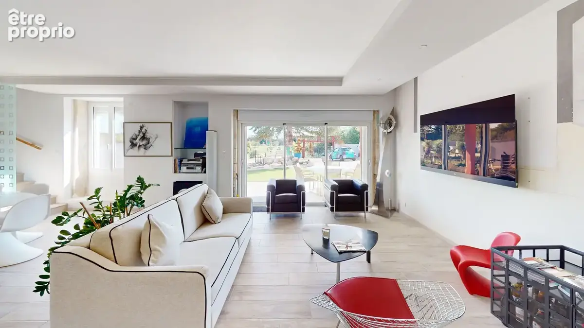 SMARVES - Propriété d'exception rénovée avec ascenseur, 5 chambres et terrain de 4 100 m² - DPE C - photo 2