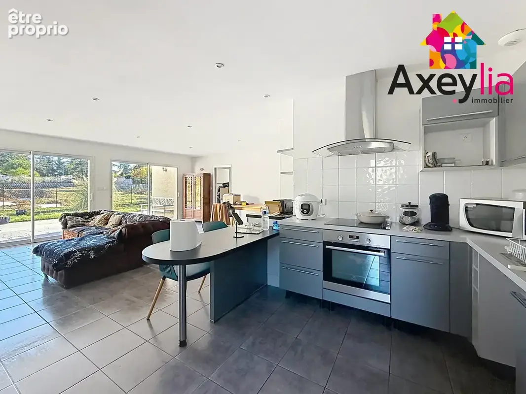 A vendre - riorges - maison de plain-pied pmr avec quatre chambres, garage et terrain - photo 8