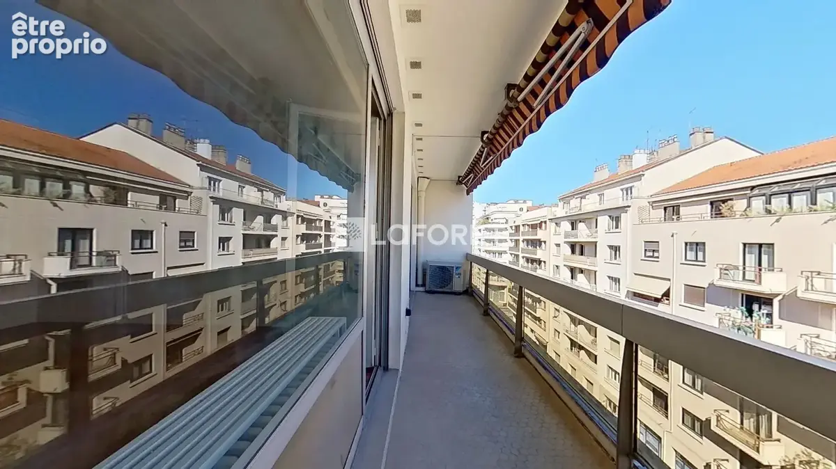 Tête d'Or - Dernier étage T3 - 73 m2 - Deux balcons - photo 15