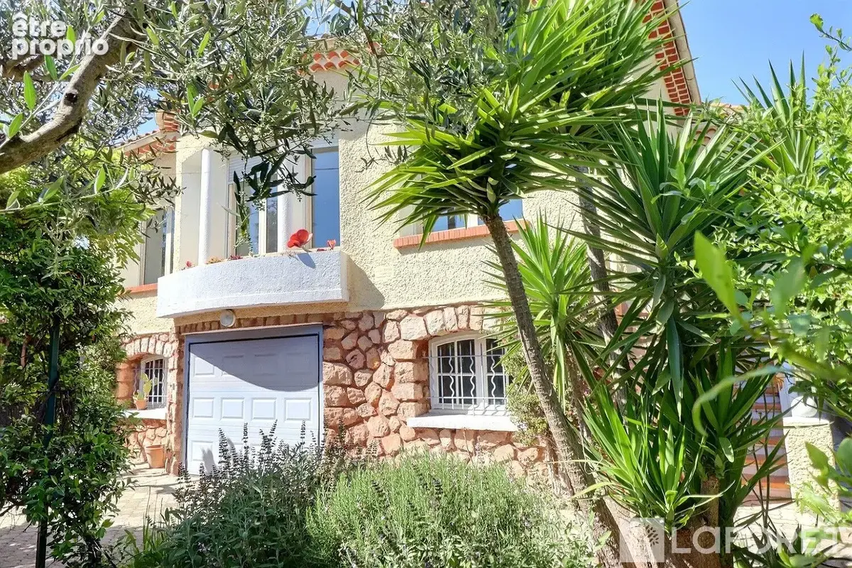 HYERES - Dans un quartier privilégié, maison de 1936 avec superbe terrain. - photo 2