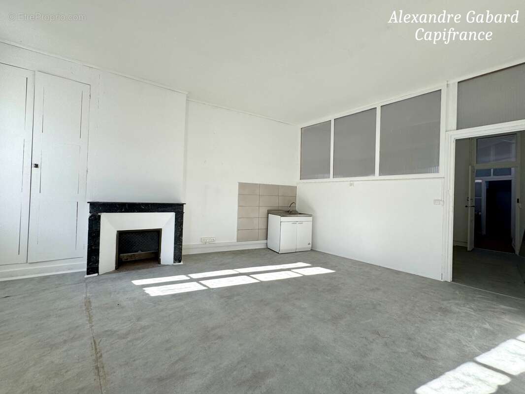 Centre ville - Immeuble en pierres d'environ 140 m² - photo 5