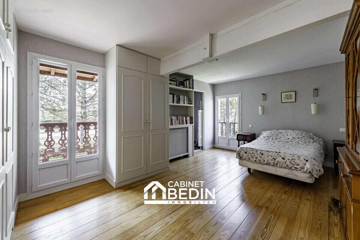 Maison 190 m² à Merignac  - photo 8