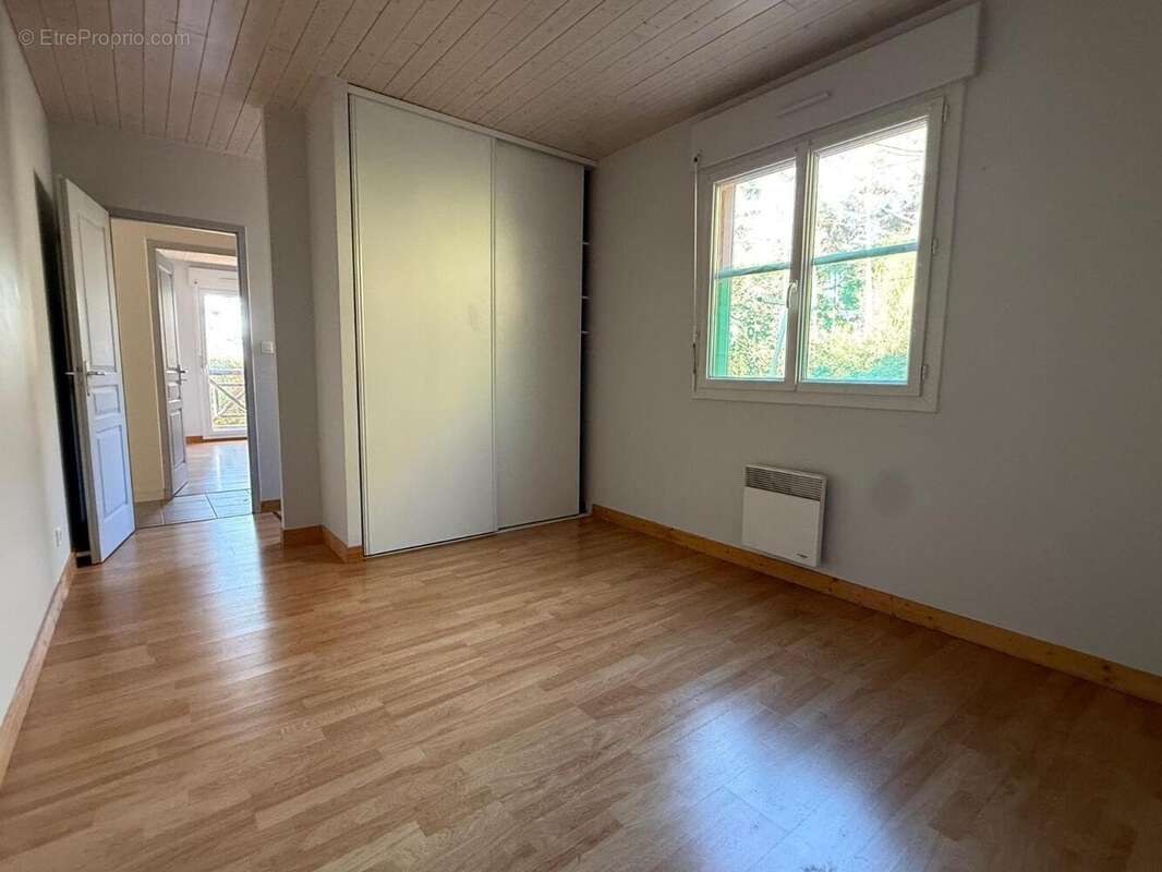   - Maison à UCEL