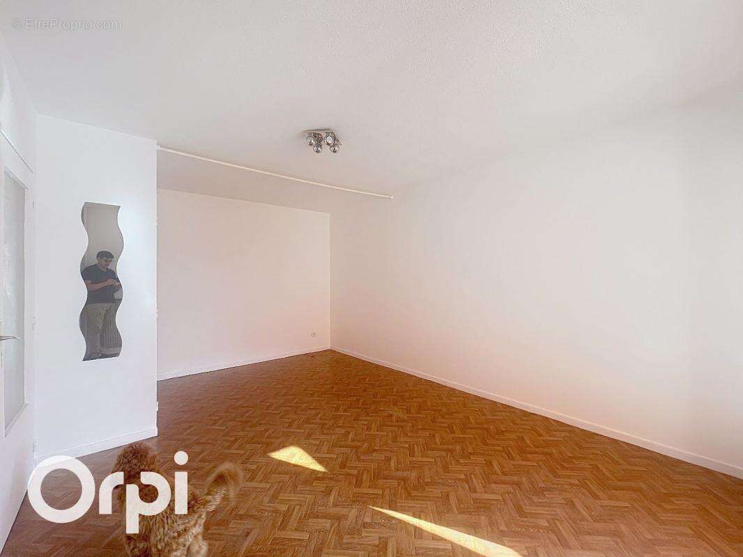 Appartement à SAINT-LAURENT-DU-VAR