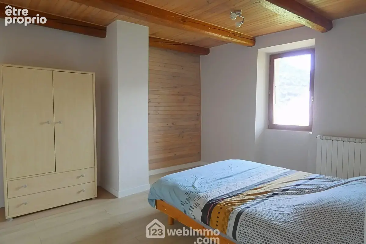 Au deuxième étage, l'espace nuit se compose de trois chambres...