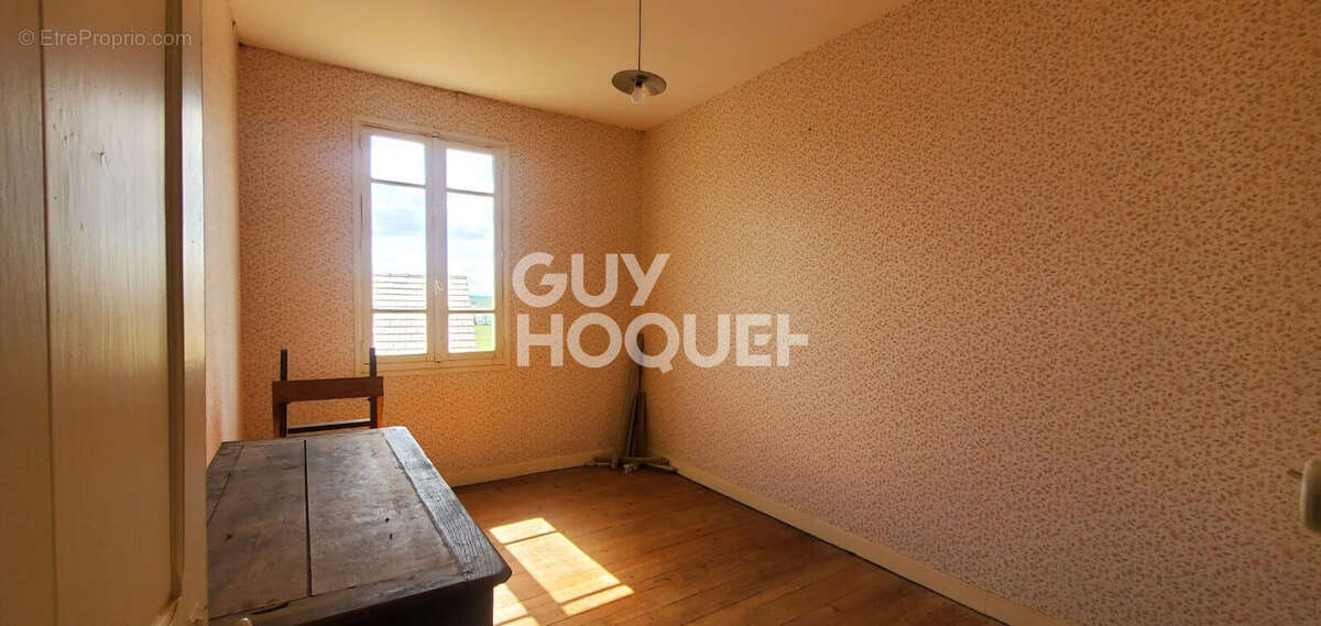 Maison à SERRES-SAINTE-MARIE