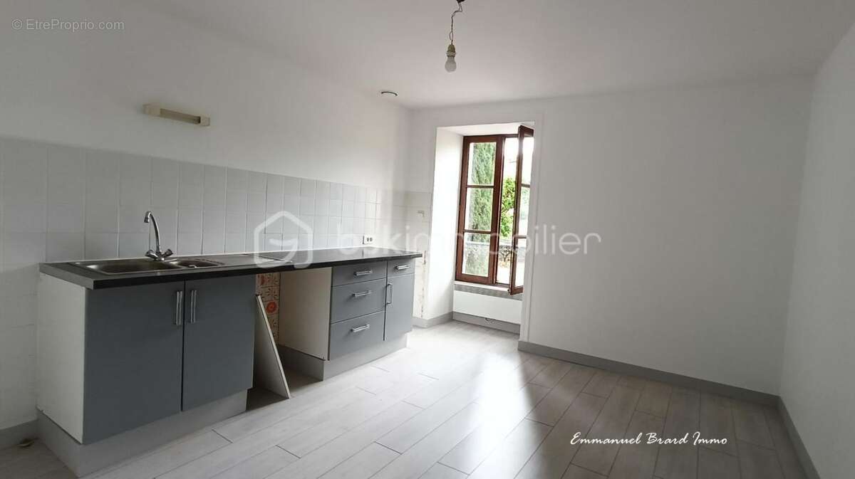 À vendre – immeuble de 4 logements au cœur de la cité médiévale de lusignan - photo 10