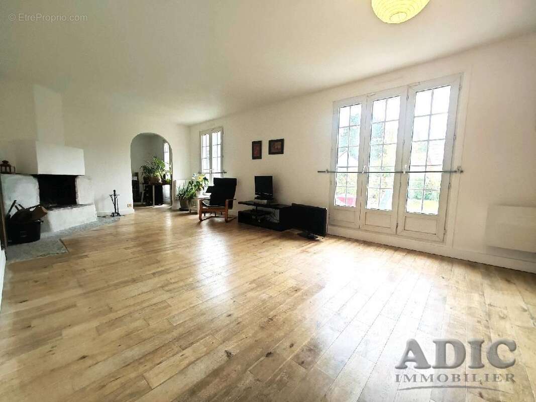 Maison à ERMENONVILLE