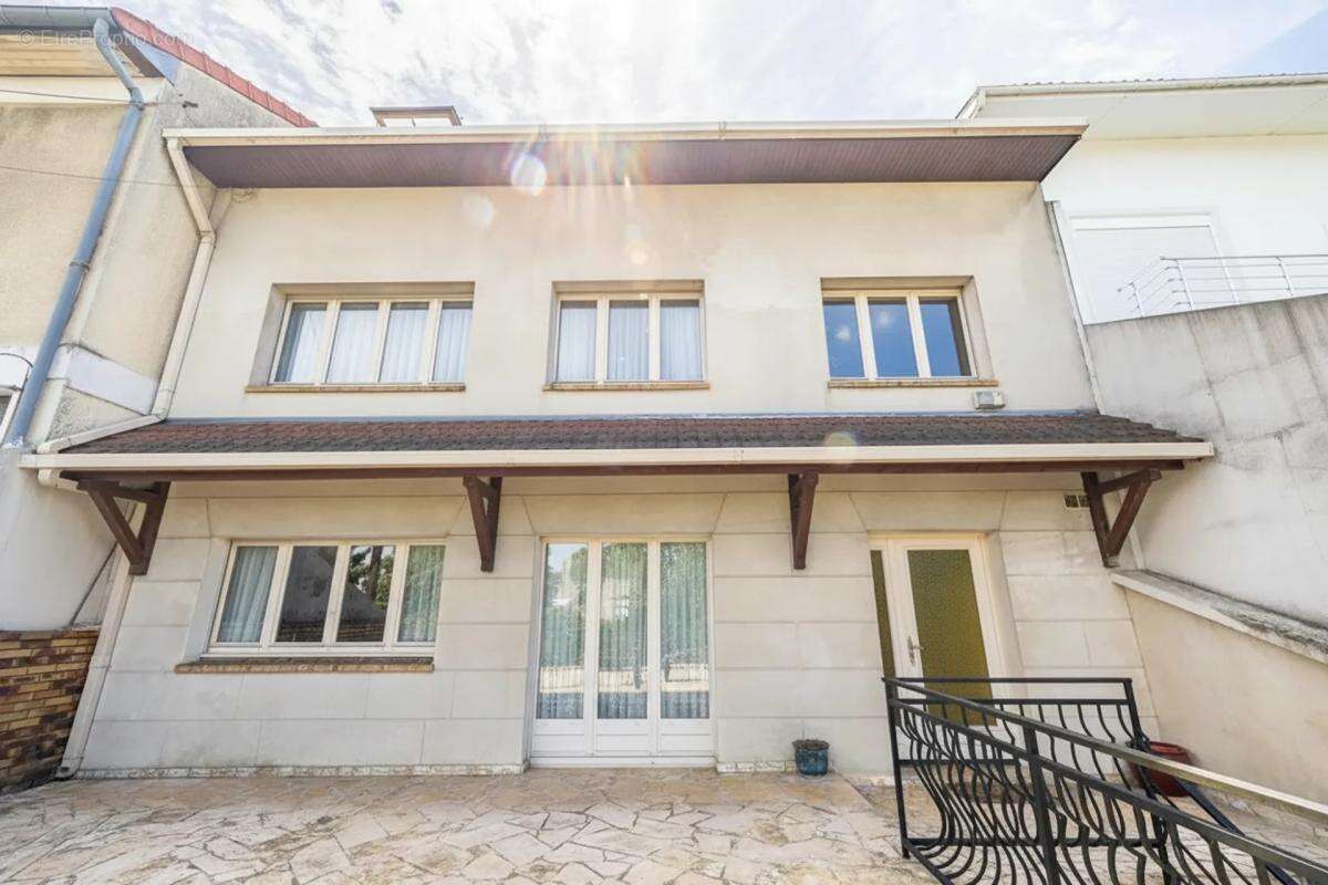 Maison de 9 pièces de 450 m² à Noisy-le-Sec - photo 17