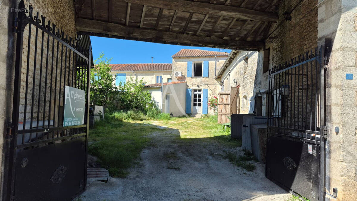 Maison à LOIRE-SUR-NIE