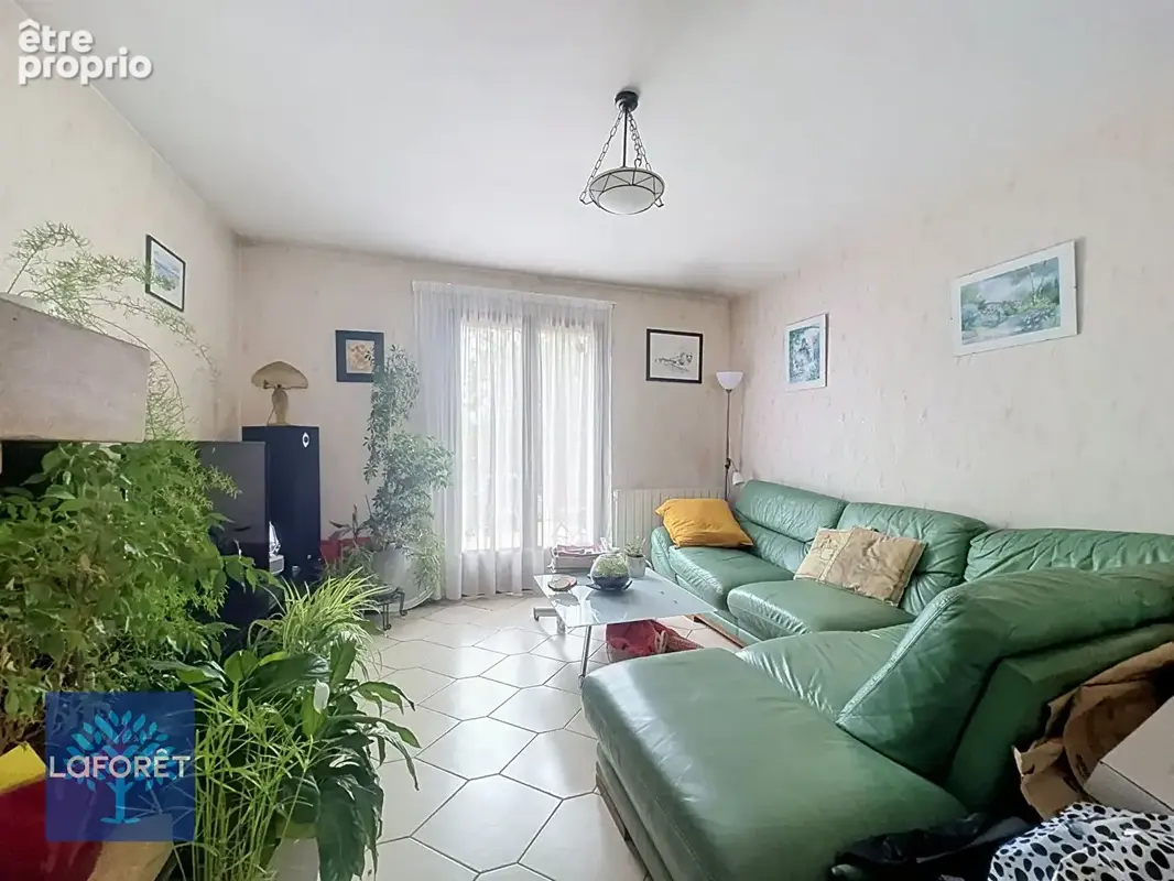 VILLABÉ - Maison familiale 6 pièces avec sous-sol total et panneaux solaires - photo 2