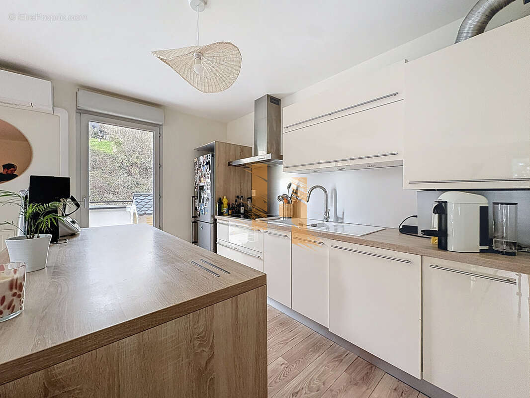 Appartement à NEYRON
