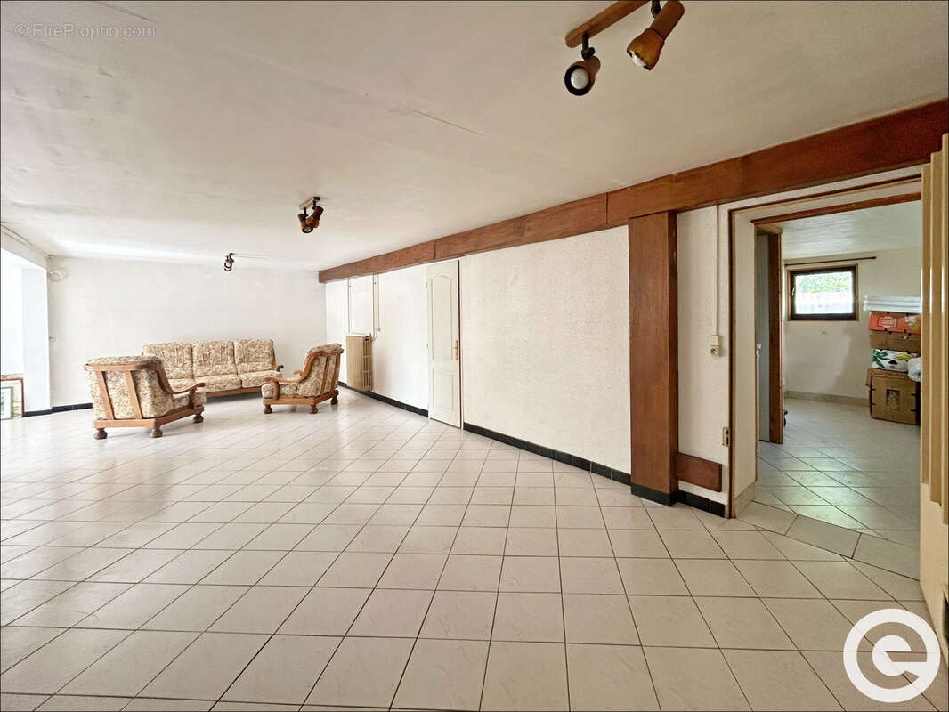 Maison divisée en 2 appartements T3   156m2 -  Saint-Clément - photo 2