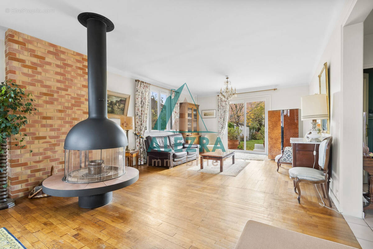 Maison à LE MESNIL-LE-ROI