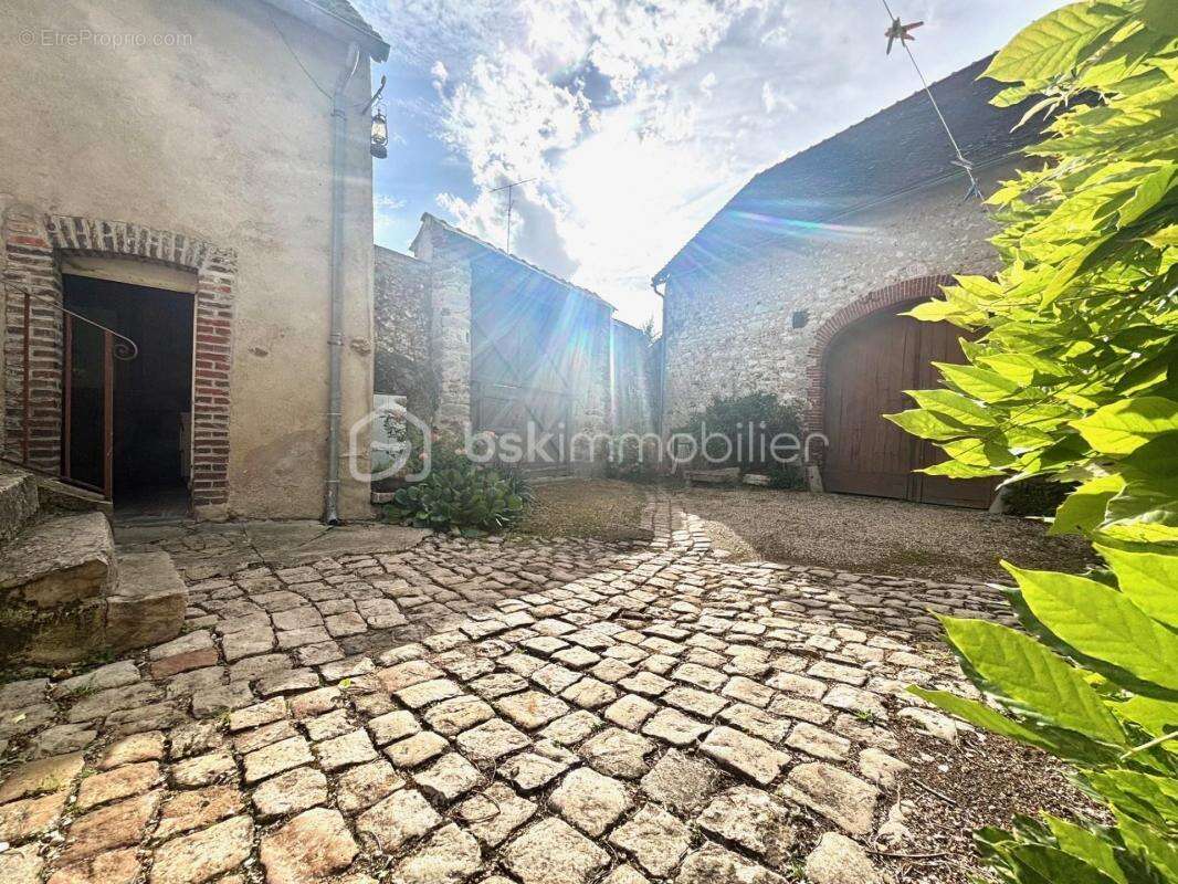 Maison à VILLENEUVE-SUR-YONNE