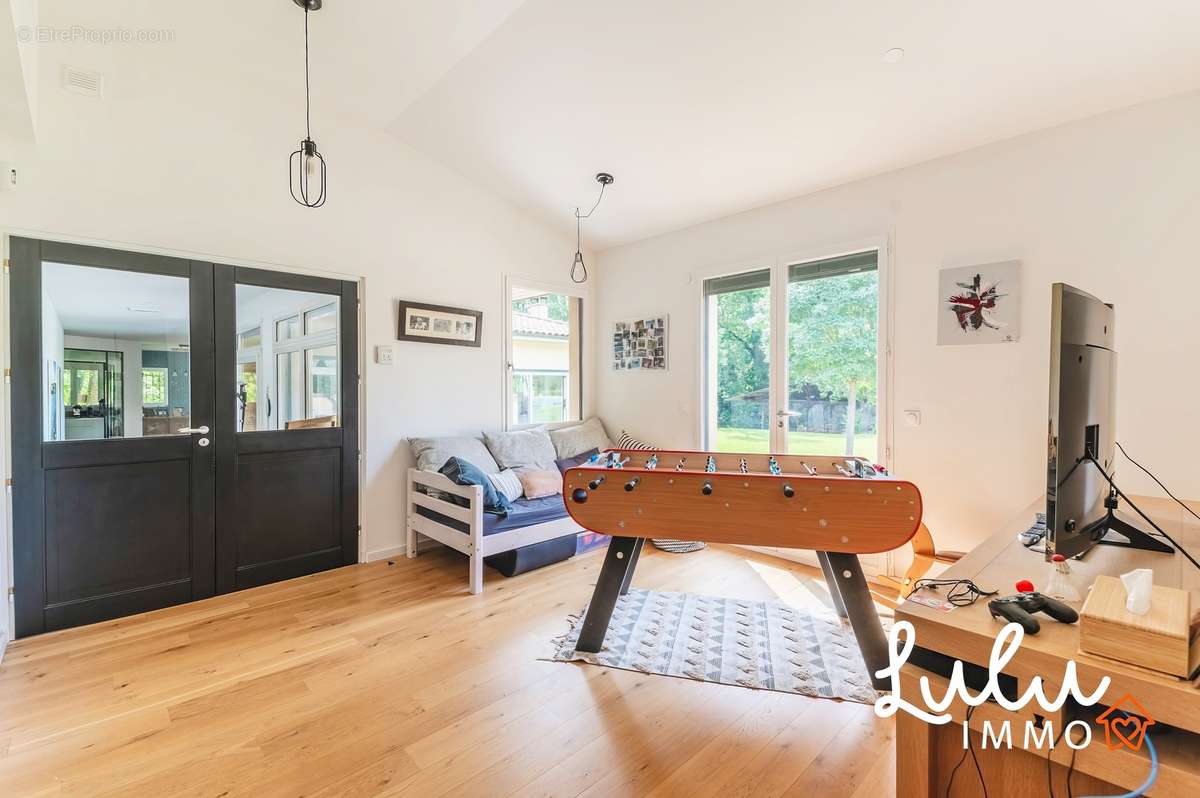 Ecully - Maison de 312 m2 habitable avec piscine, garage et cave - photo 21
