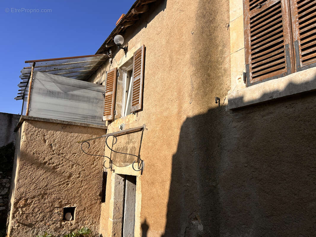 A VENDRE - Maison à rénover entièrement à Saint-Marcel - photo 12