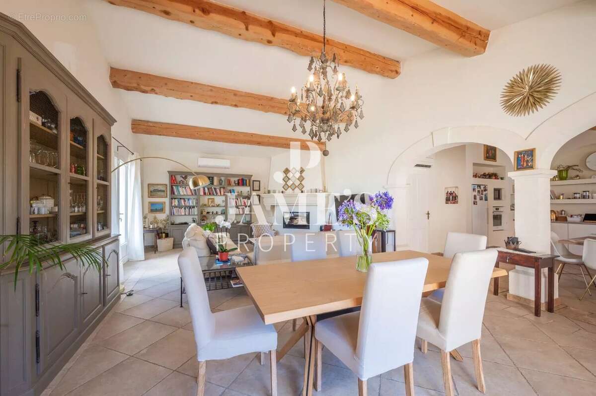 Maison à FONTVIEILLE