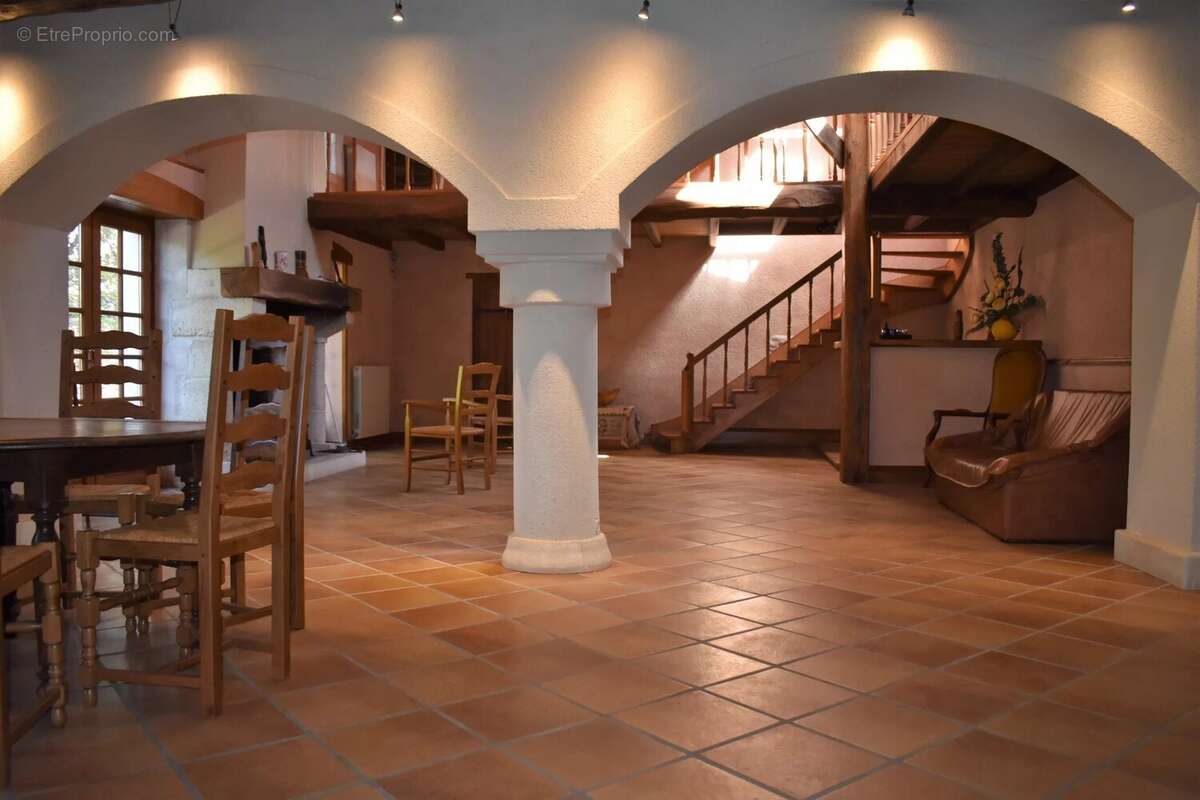 Maison à SAINT-PIERRE-DE-JUILLERS