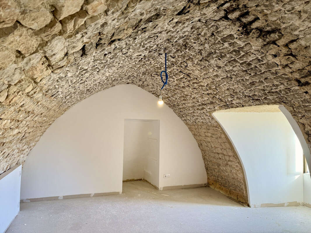 Dickjan POPPEMA vous propose une appartement T4 dans un ancien château - Appartement à SAINT-CHRISTOL