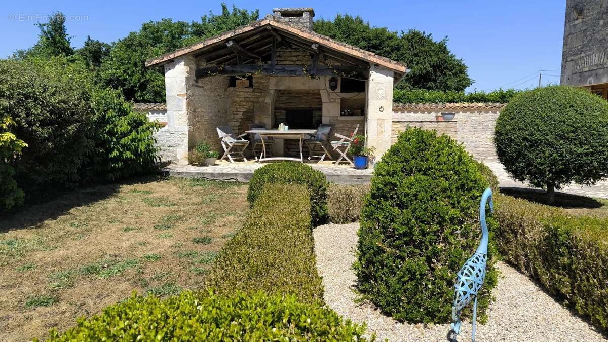 Magnifique grange rénovée de 4 chambres avec possibilité d'aménager un gîte de 2 chambres, piscine chauffée et dépendances – Sit - photo 2