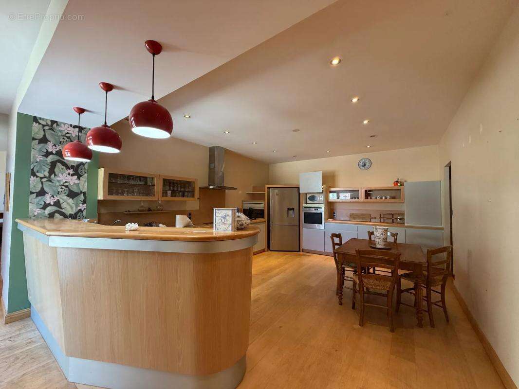 Maison de 10 pièces de 345.72 m² à Montravers - photo 8