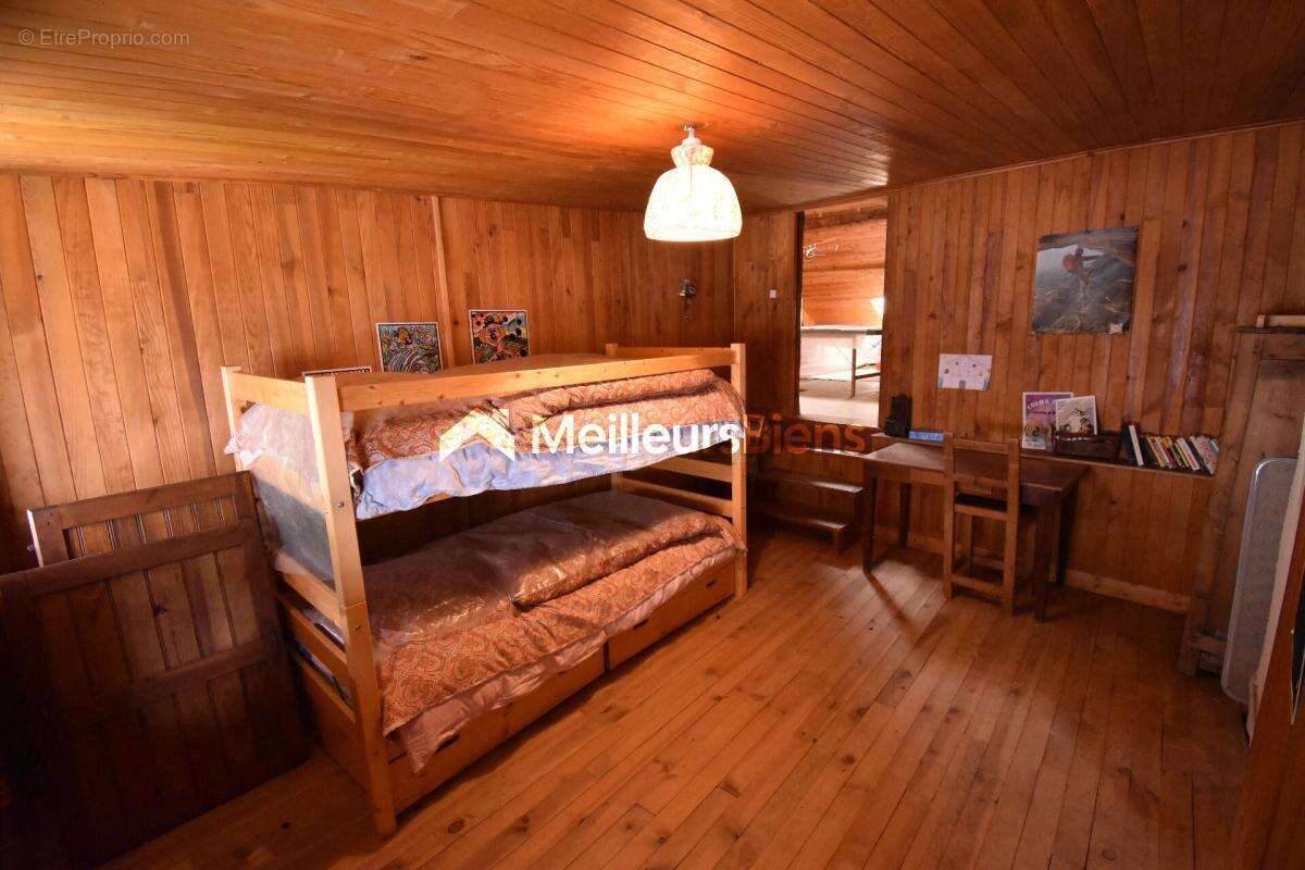 Maison de village, mitoyenne, à Névache, 140 m², 4 chambres, petit jardin, cave voûtée et cheminée - photo 9