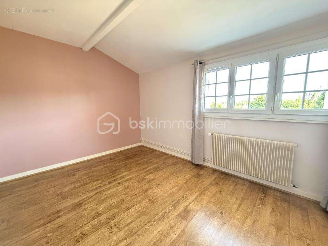 Maison familiale de 136 m² avec sous-sol complet et dépendances - photo 10