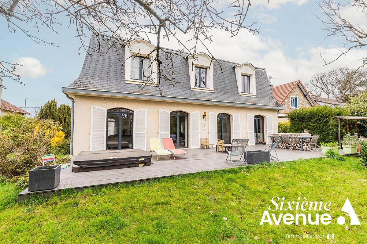 Maison à SAINTE-GENEVIEVE-DES-BOIS