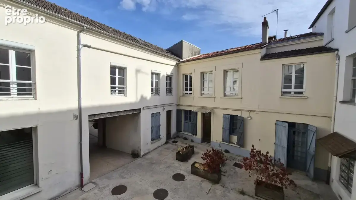 Centre ville, T2, 50 m², 1er étage, parking privé, bon état - photo 2