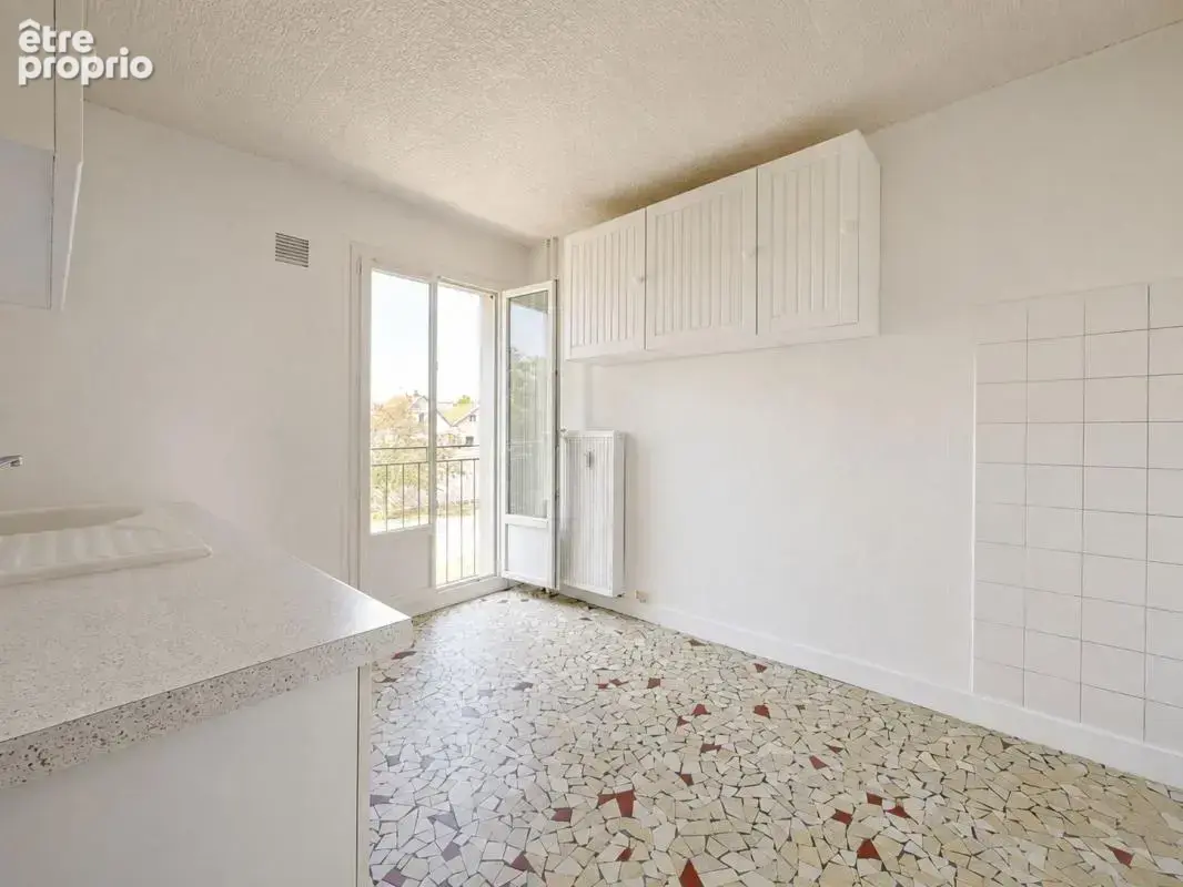 Appartement T5, 3 chambres, loggia, balcon, cave, stationnement aisé - photo 5