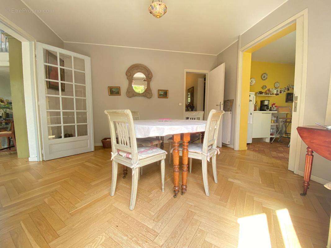 Belle maison de 4 ch sur magnifique jardin dans un quartier résidentiel d'Eysines, intra rocade 210 m2 - photo 9