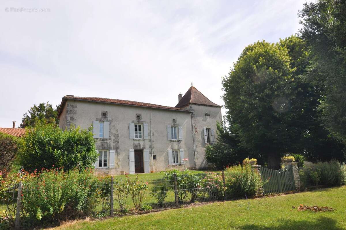 Maison à AUBETERRE-SUR-DRONNE