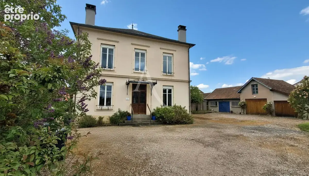 Maison bourgeoise avec dépendances et jardin - photo 2