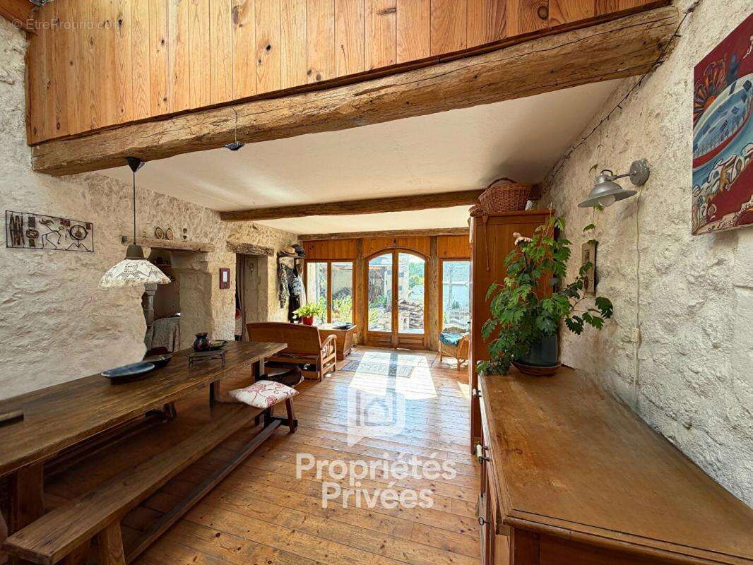 À vendre à azay-le-rideau (37190) : propriété de 236 m2 avec deux maisons - photo 5