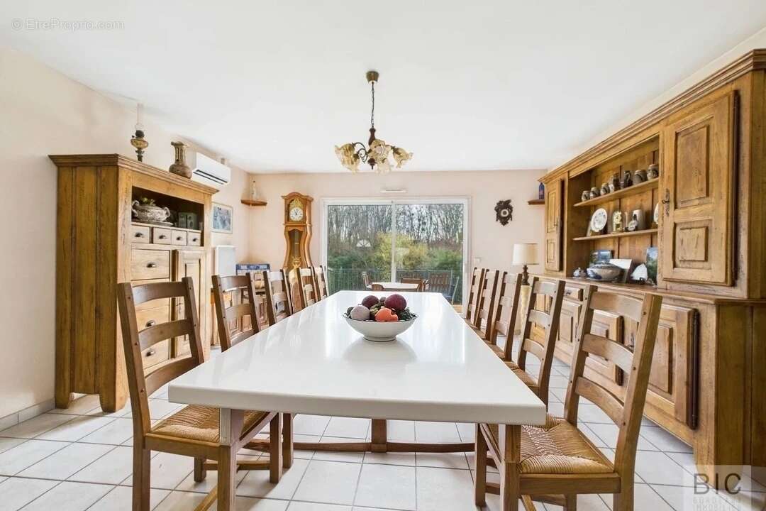 A vendre jolie maison à faible émission avec grand jardiin, atelier, garage et piscine - photo 2