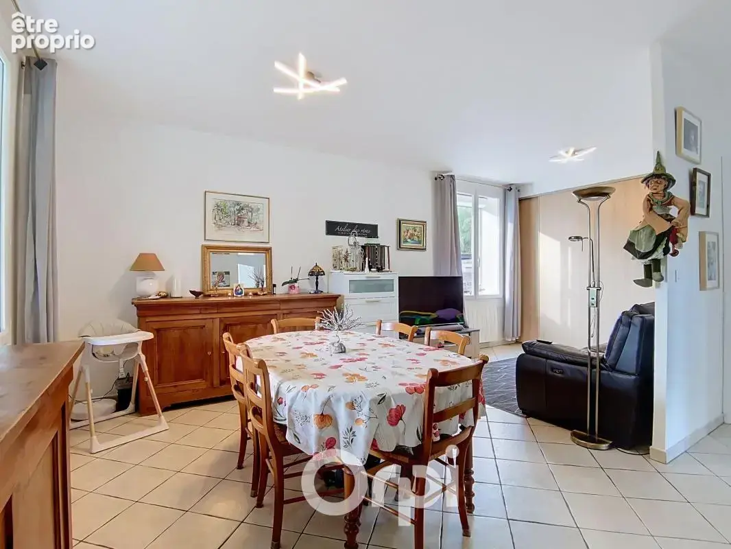 À Vendre Maison indépendante rénovée – 3 logements – Garage, piscine et stationnements – Toulon Ouest les Routes - photo 18