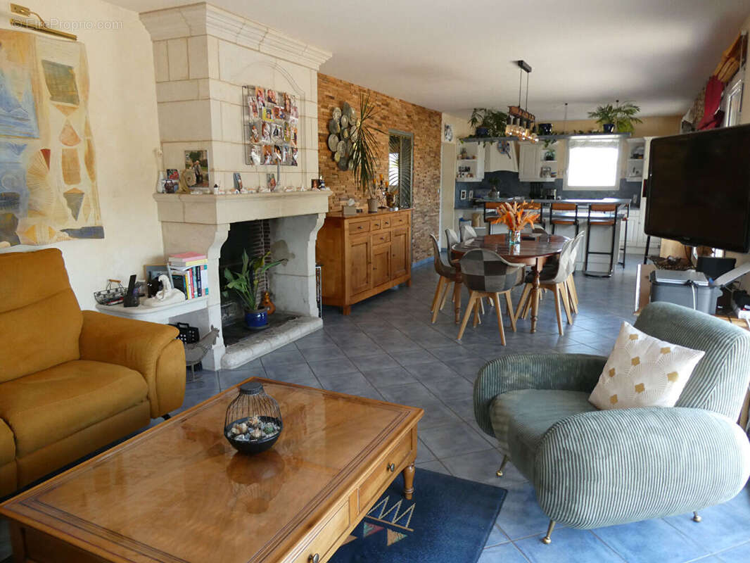 Maison de plain pied avec sous sol complet et dépendance. - photo 2