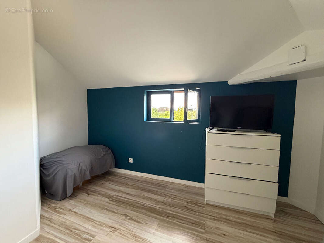 SAINT-JULIEN-LES-VILLAS, T3 en duplex rénové, de 52 m² avec terrasse privative - photo 9