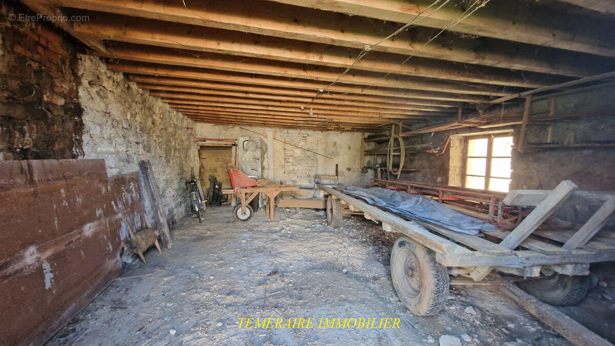 Maison à MONT-SUR-MONNET