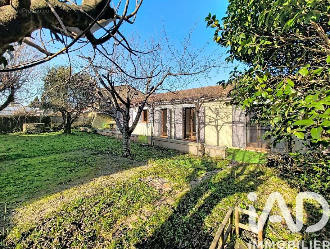 Photo 2 - Maison à ENTRAIGUES-SUR-LA-SORGUE