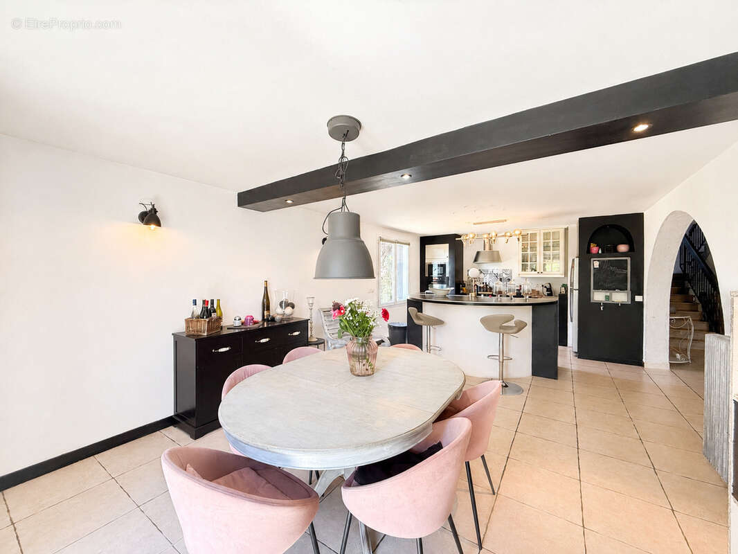 Villa traditionnelle 186 m2 habitables sur 962 m2 de terrain avec garage à Saint-Clair-Du-Rhône - photo 6