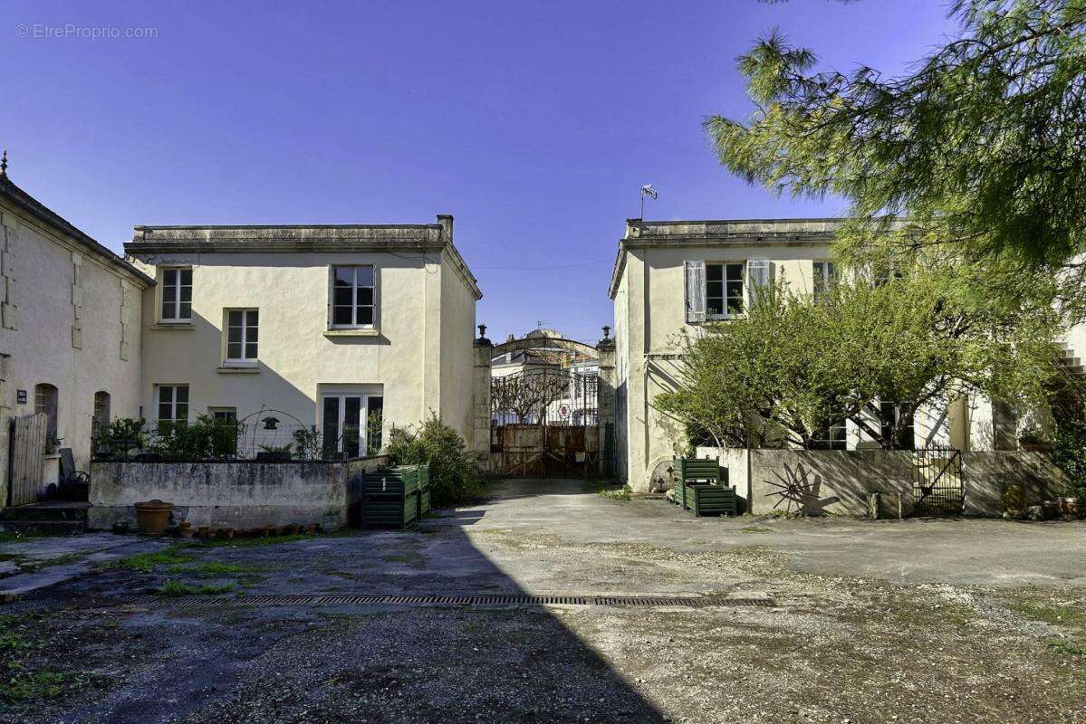 Maison à SAINT-JEAN-D'ANGELY