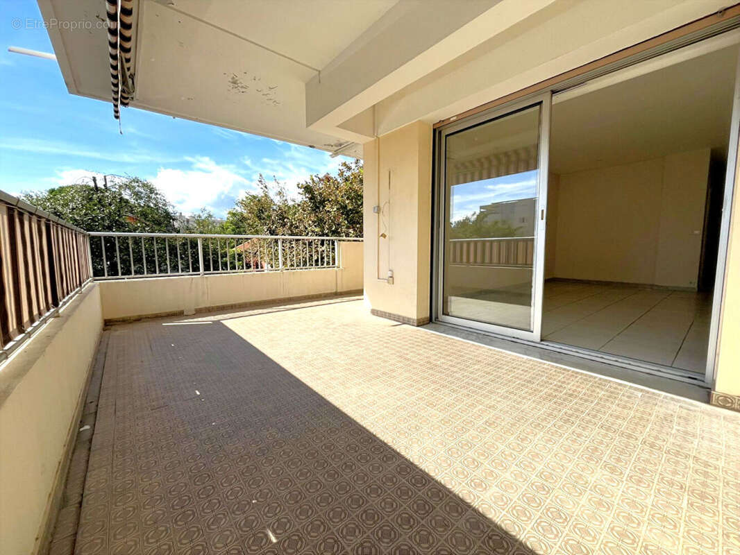 Appartement à SAINT-LAURENT-DU-VAR